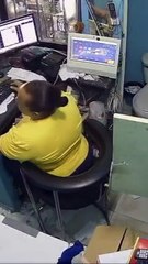 TRES INDIVIDUOS ENTRAN A UNA BANCA