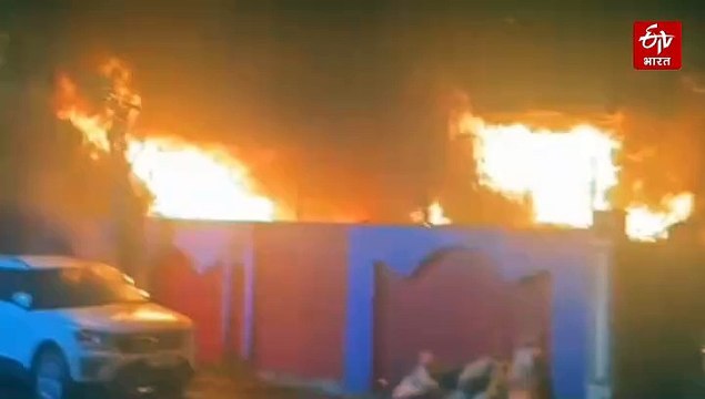दिल्ली के निर्माण विहार कॉलोनी के स्कूल में लगी भीषण आग, पास की बिल्डिंग और कार को चपेट में लिया