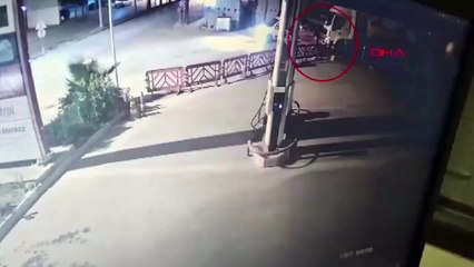 Eski eşini, sokak ortasında ayağından vurdu