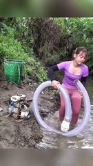 Gadis cantik mencari ikan