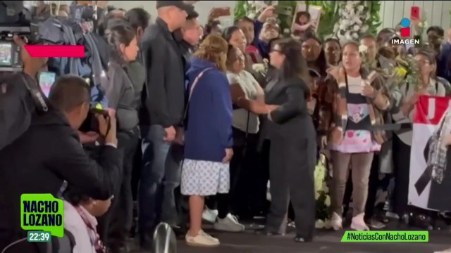 Clara Brugada llegó a la funeraria donde son velados los cuerpos de sus colaboradores