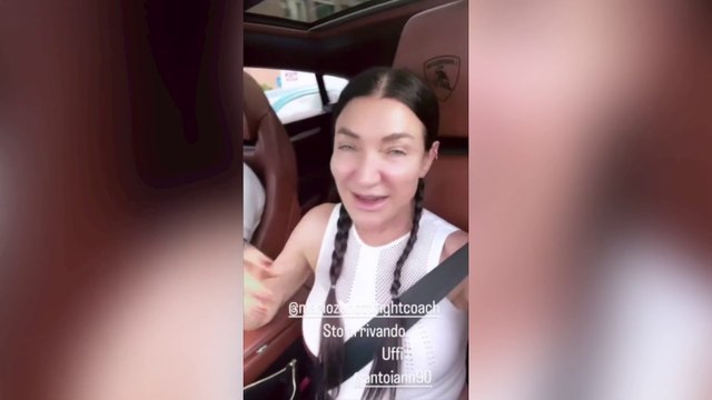 I video su Instagram in cui Elisabetta Franchi racconta di aver investito un ciclista: «Non l'ho proprio visto. Amo le auto sportive, ma dove posso guidarle?»