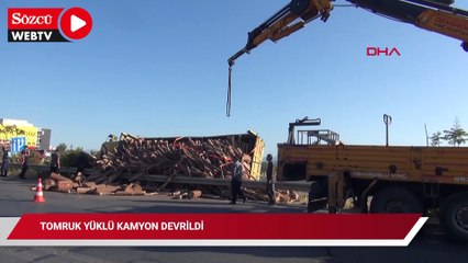Tomruk yüklü kamyon devrildi