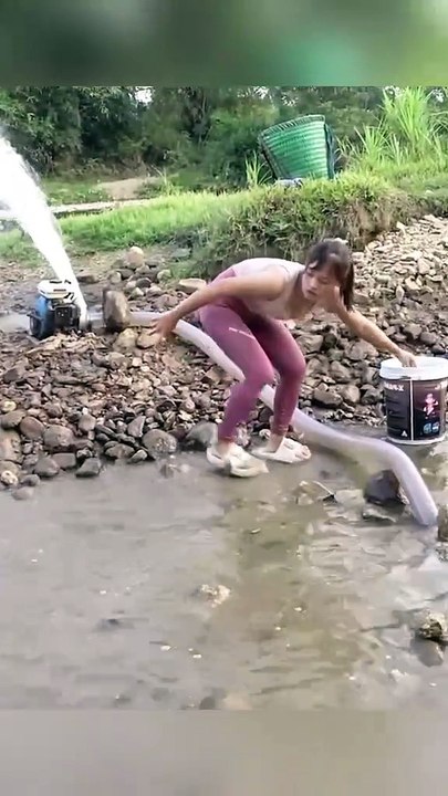 Gadis cantik cari ikan