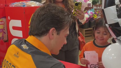 El tierno momento de Pato O'Ward con una pequeña aficionada en las 500 Millas de Indianápolis