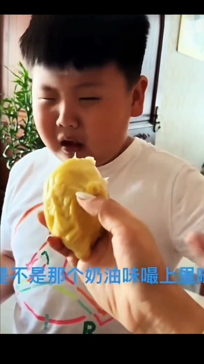What is it like to eat durian for the first time? The reaction of a human baby eating durian for the first time is so cute. My god, it smells so good. Funny video. Cute baby's funny daily life