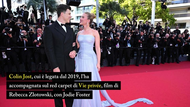 Scarlett Johansson debutta a Cannes come regista: il bacio del marito Colin Jost