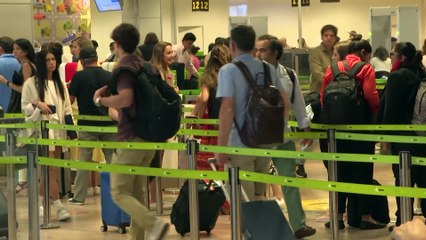 Los consumidores europeos denuncian a varias aerolíneas por cobrar equipaje de mano