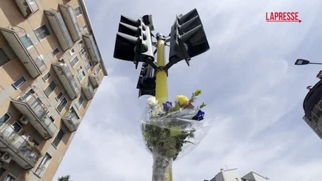 Milano, muore per sfuggire a controllo polizia: fiori sul luogo dell'incidente