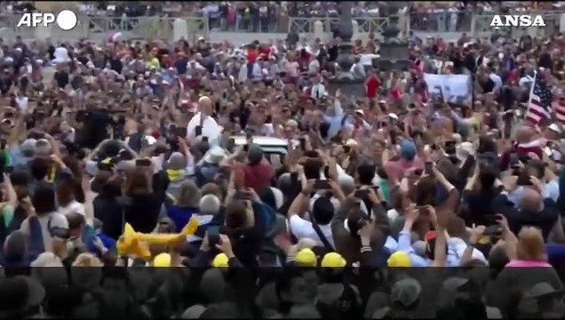 Prima udienza generale, il Pontefice a bordo della papamobile saluta i fedeli