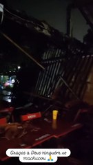 Teto de pizzaria desaba após fortes chuvas
