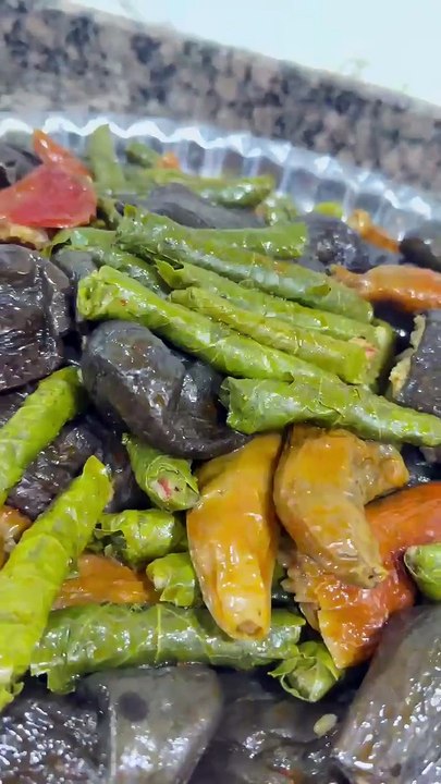 �🌶🍃 محاشي باذنجان وفلفل وورق عنب… لما يجتمعوا بصينية وحدة، بتصير السفرة عيد!