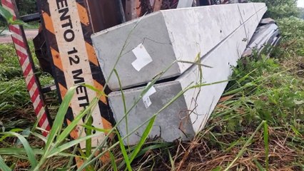 Homem fica ferido após caminhão carregado com postes tombar na PR-180