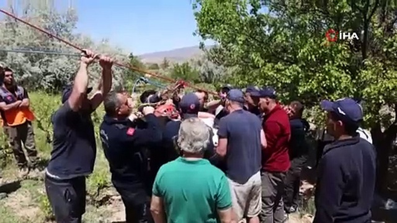 Kapadokya’da sıcak hava balonu peri bacalarının üzerine güvenli iniş yaptı: Turistler kurtarıldı