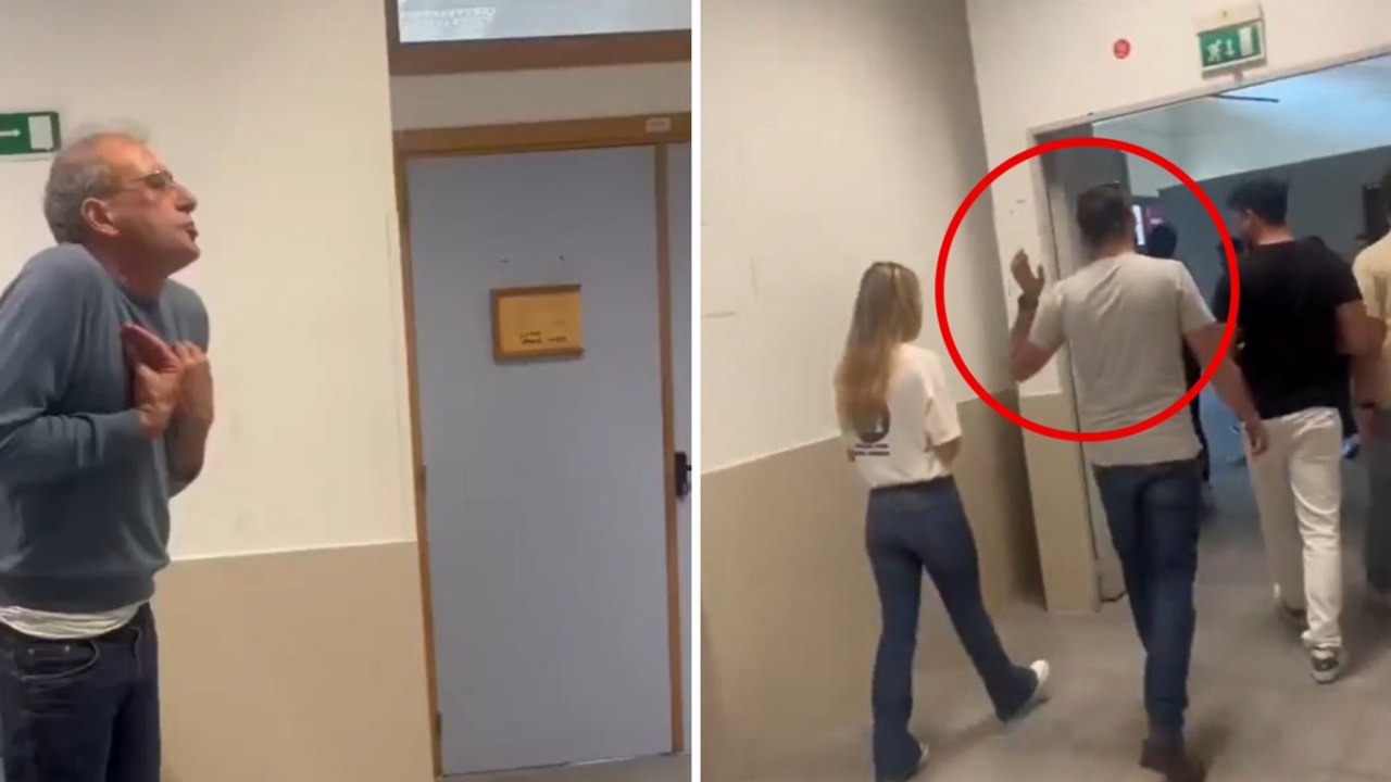 Salerno, il prof interrompe la lezione per il chiasso nei corridoi: l'ex deputato M5s Iovino lo manda a quel paese