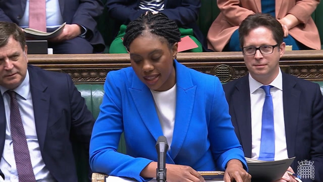 Kemi Badenoch clashes with Keir Starmer over rising interest rates.mp4