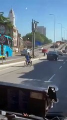 Dribbla le auto in sedia a rotelle a Rio de Janeiro, il video è virale