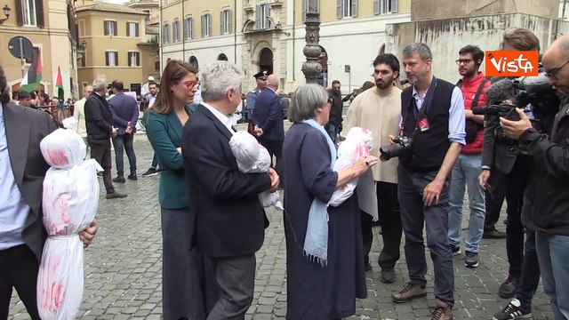 Finti cadaveri a Montecitorio per il flashmob contro guerra Gaza di Assopace e deputati Avs