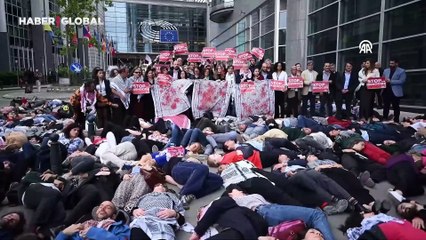 AP önünde yere uzanan aktivistler, İsrail'in Gazze'deki soykırımını protesto etti