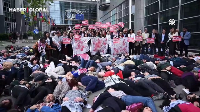 AP önünde yere uzanan aktivistler, İsrail'in Gazze'deki soykırımını protesto etti