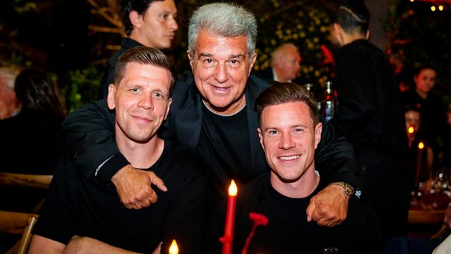 Barcelona organiza cena de celebración y jugadores posan con los títulos obtenidos en la temporada