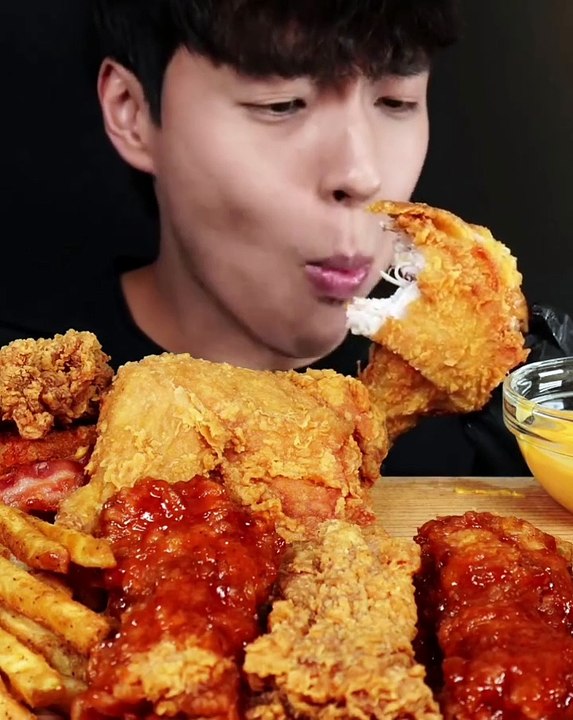 Follow for more ASMR videos🌮🍟 Credits: @ddm_ddang #mukbang #asmr #fastfood #asmreating