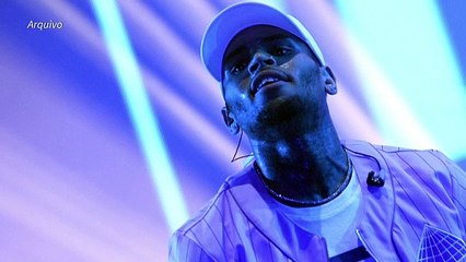 Chris Brown é liberado da prisão em Londres sob fiança