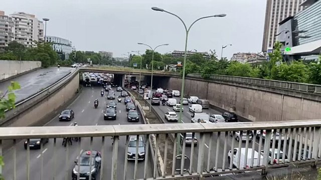 Le périphérique parisien bloqué dans les deux sens