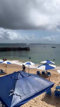 Tromba d'água assusta banhistas no mar do Porto da Barra