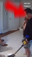 Ce petit garçon suit les traces de son père pour le rangement de la maison