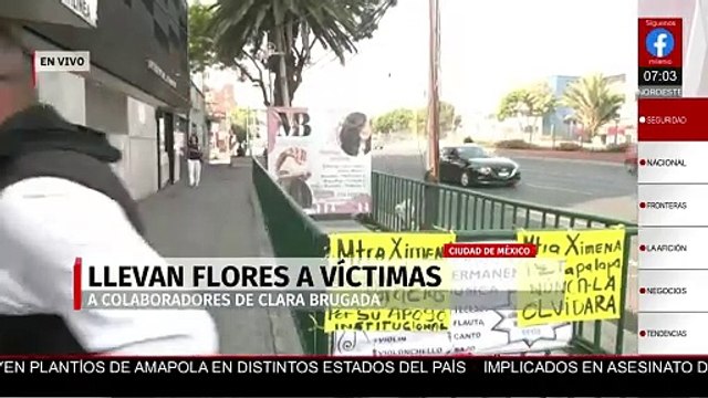 Ciudadanos dejan flores y veladoras a colaboradores de Clara Brugada