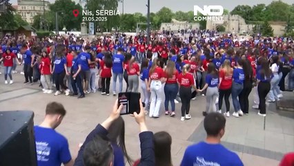 خريجو المدارس الثانوية في سلوفينيا وصربيا يحولون الساحات إلى حلبة رقص في الهواء الطلق