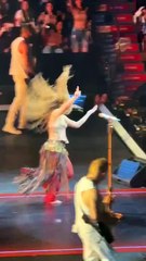 Se resbaló, giró en el suelo y siguió cantando: así fue la caída de Shakira en Canadá