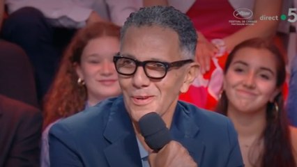 “J’ai pas 60 ans…” : l’acteur Roschdy Zem reprend Anne-Elisabeth Lemoine après une gaffe sur son âge !