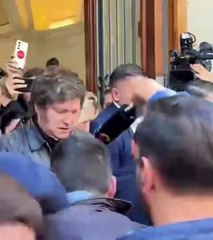 Un journaliste met son micro dans la tête du président argentin