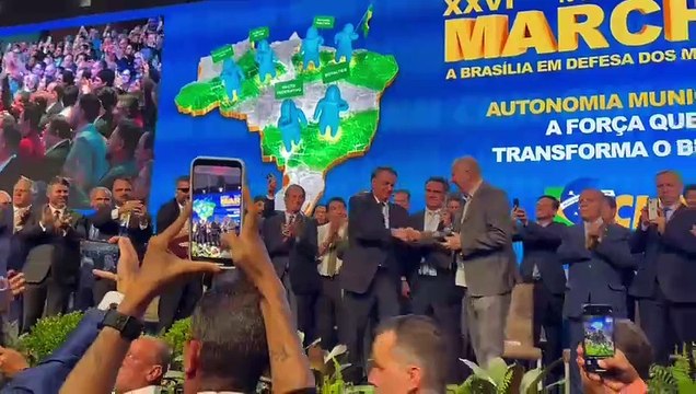 Um dia após Lula ser vaiado, Bolsonaro é chamado de “mito” na Marcha dos Prefeitos.
