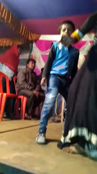 मारी सिवान वाला कच कच भोजपुरी गाना  कौड़िया मिडिल स्कूल के प्रांगण में