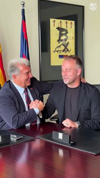Joan Laporta bromea con Hansi Flick en el acto de su renovación con el Barça