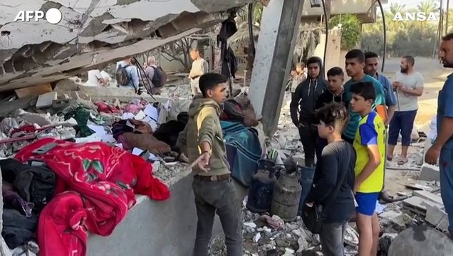 Gaza, fra le macerie dopo un attacco israeliano a Deir El-Balah