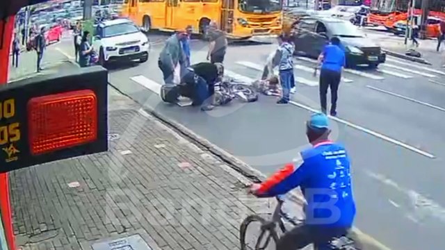 Câmera registra momento em que idosa é atropelada por motociclista na faixa de pedestres em Curitiba; assista
