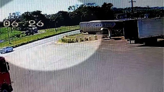 Vídeo mostra acidente que deixou um homem morto e vários feridos na PR-323 em Umuarama