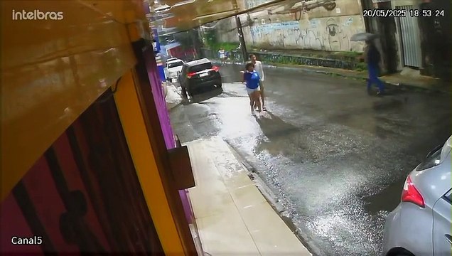 Clientes e funcionários de lanchonete são assaltados por dois homens em uma moto; assista
