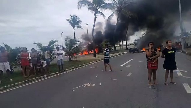 Moradores do Prado fecham avenida na orla de Maceió em protesto por falta de energia