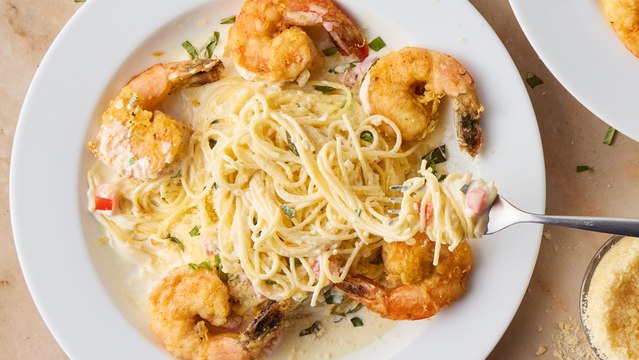 The Iconic Copycat Cheesecake Factory Shrimp Scampi Is Date-Night Approved