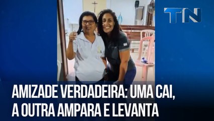 Amizade verdadeira: Uma cai, a outra ampara e levanta