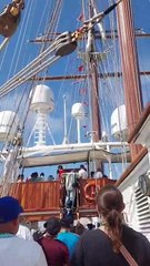 Dominicanos y turistas recorren el buque escuela en el que viaja la princesa Leonor