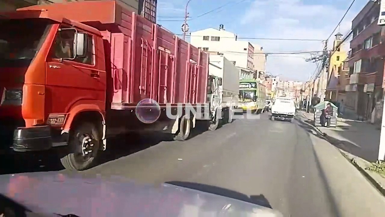 Extensas filas por combustible se reportan este miércoles en el centro de la ciudad de La Paz