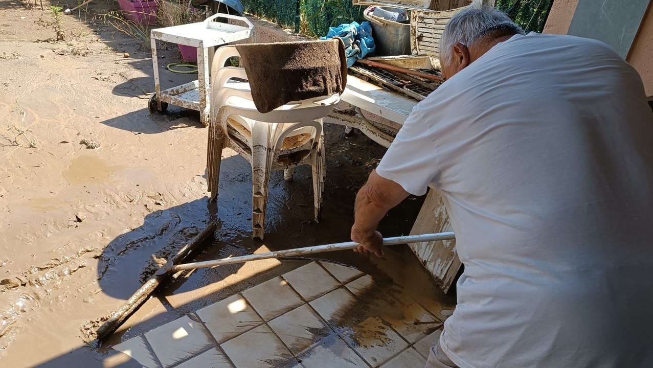 Les sinistrés du quartier de Cavalière au Lavandou (Var) constatent les dégâts et essaient de nettoyer