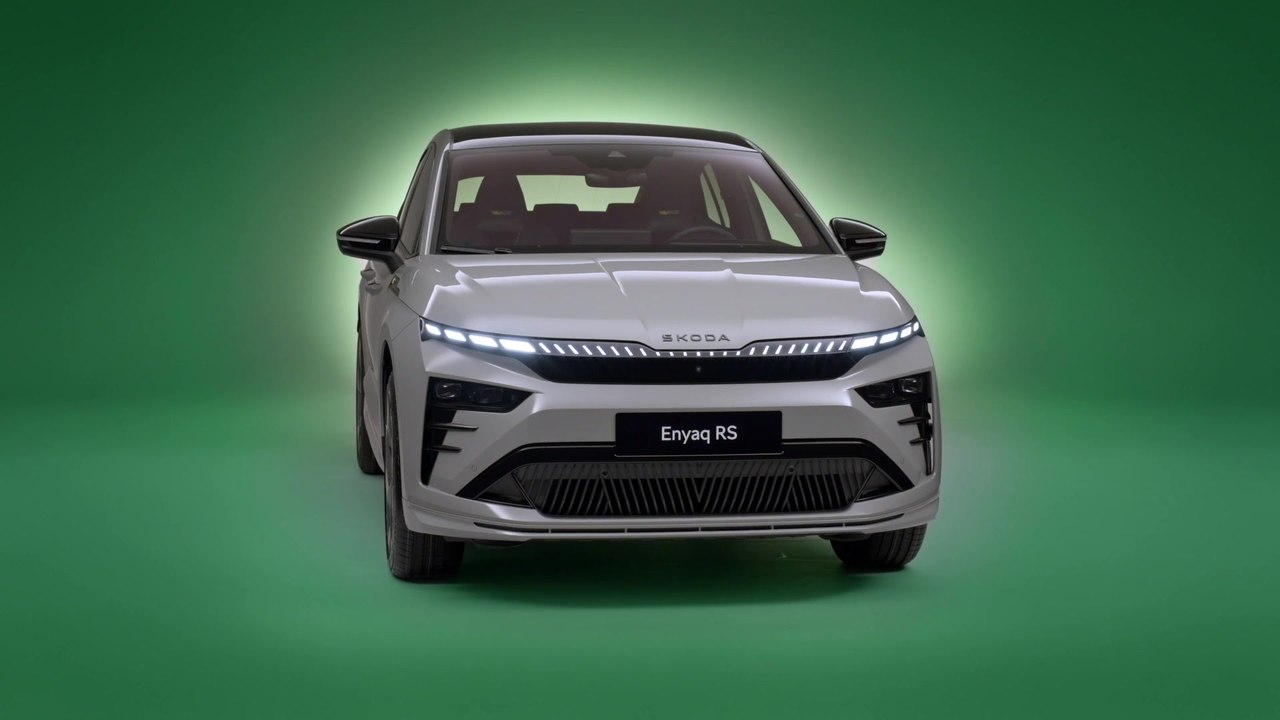 Der neue Skoda Enyaq RS und das neue Enyaq Coupé RS - Schwarz lackierte Exterieurdetails, spezielles Sportfahrwerk und zwei externe Sounds