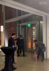 Attaque antisémite aux USA : Regardez l'arrestation de l'homme qui a ouvert le feu à Washington en train de crier "Free Palestine" alors qu'il est embarqué par la police